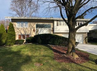 6827 N Concord Ln, Niles, IL 60714