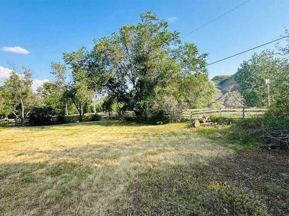 103 3rd St, Drumheller, AB T0J 0Y1