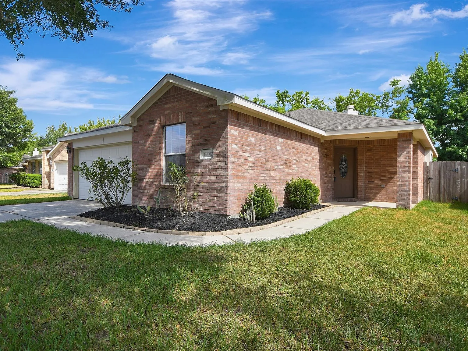 3 bed, 2.0 bath, 1561 sqft, $1,825 — Photo 3