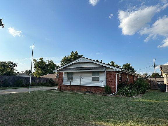 2nd image of 4809 Woodview Dr