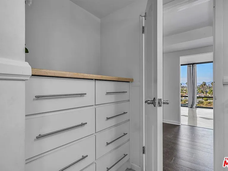 4333 Marina City Dr — Photo 20