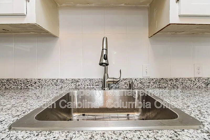 3 bed, 1.0 bath, 999 sqft, $1,300 — Photo 4