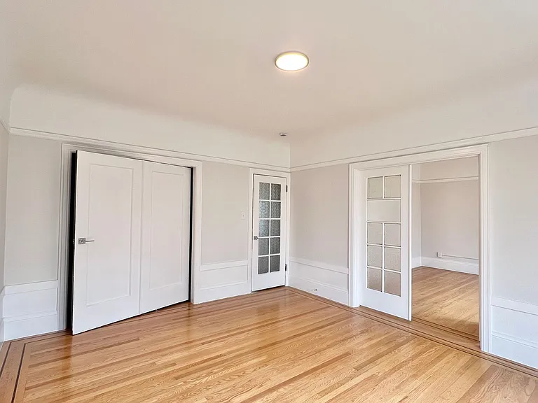 Top Floor 2br/1ba + Newly Renovated Unit! Parking! In-Unit Laundry! Progressive — Photo 6