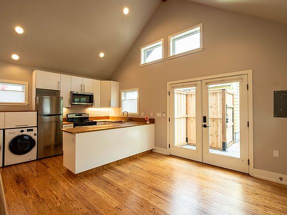 5th image of 2214 SE Sherman St Unit B
