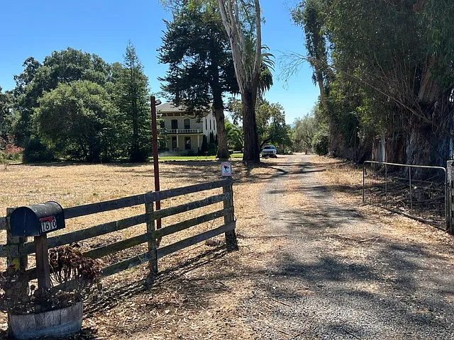 3 bed, 2.5 bath, 2560 sqft, $6,475 — Photo 4
