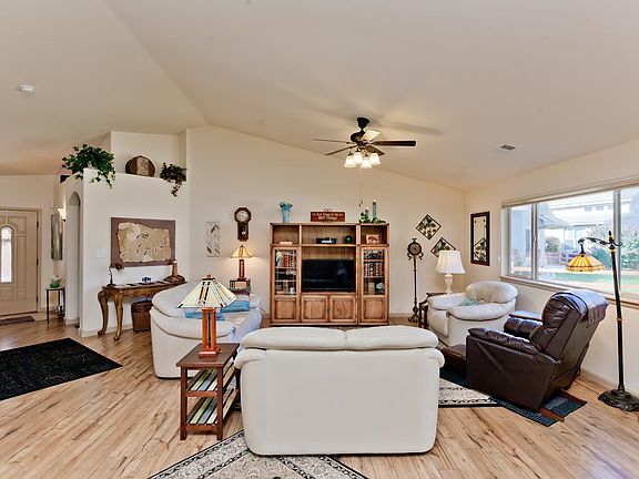 3rd image of 607 Saffron Way