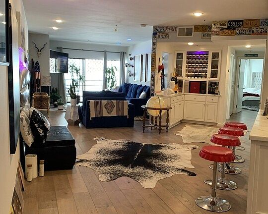 2nd image of 1201 Larrabee St APT 207