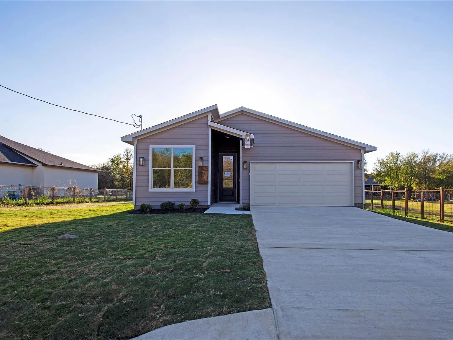 4 bed, 2.0 bath, 1945 sqft, $2,200 — Photo 3