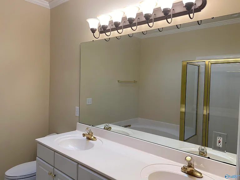 153 Canterbury Dr — Photo 8