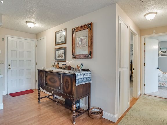 3rd image of 2052 Spruce Ave