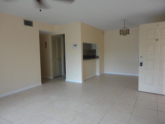 5th image of 624 Sea Pine Way #E1