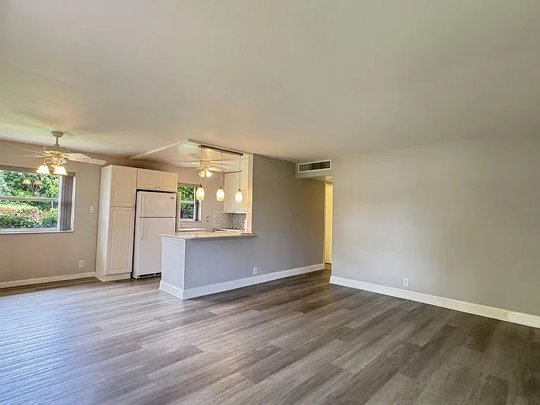 220 Seville Ct #J — Photo 5