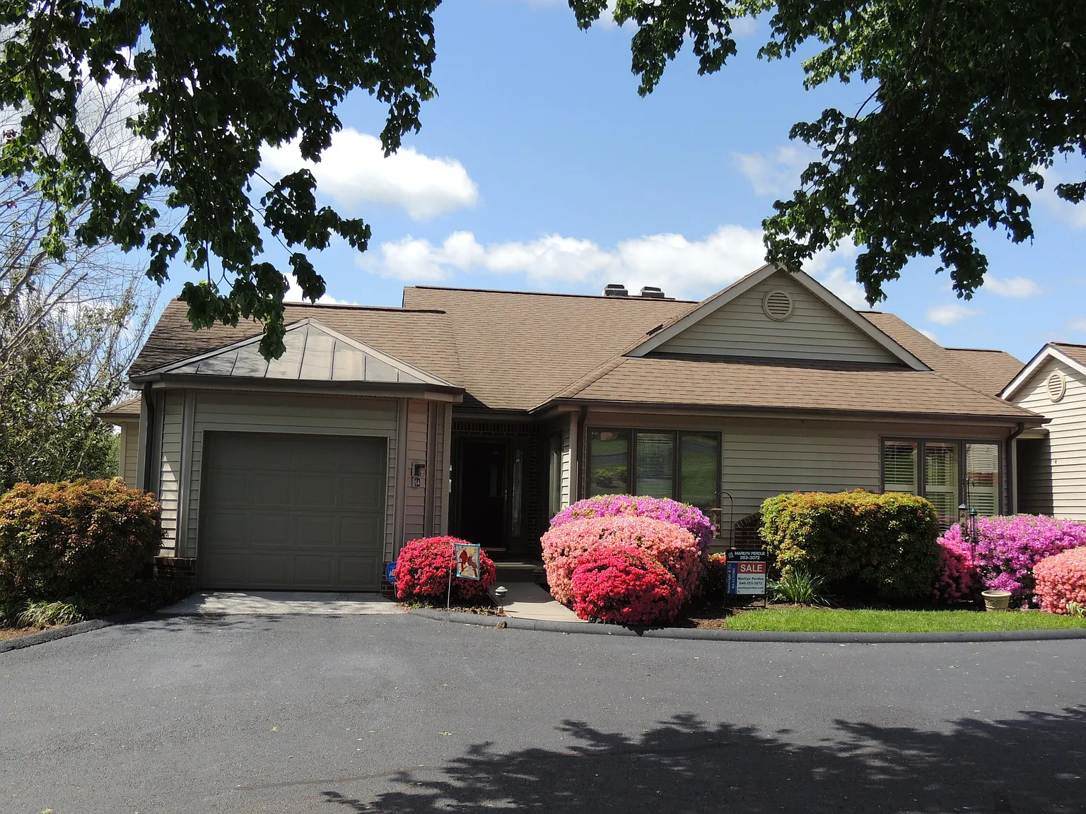 64 Scarlet St photo 1