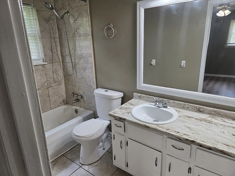 Upstairs full bathroom