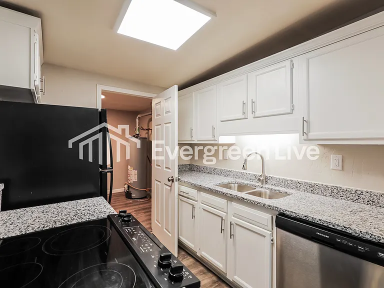 8056 E Victoria Dr — Photo 9