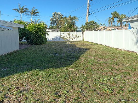 4th image of 868 SE 12th Way