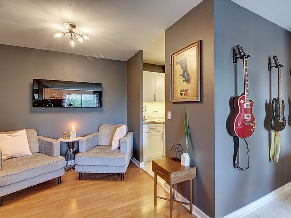 5th image of 898 Wellington Ave Unit 301