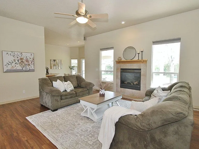 2074 S Tollgate Way — Photo 3