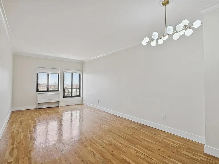 205 10th St #9R — Photo 5