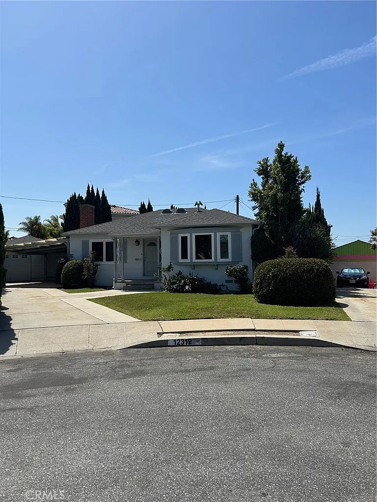 3 bed, 1157 sqft, $5,700 — Photo 2