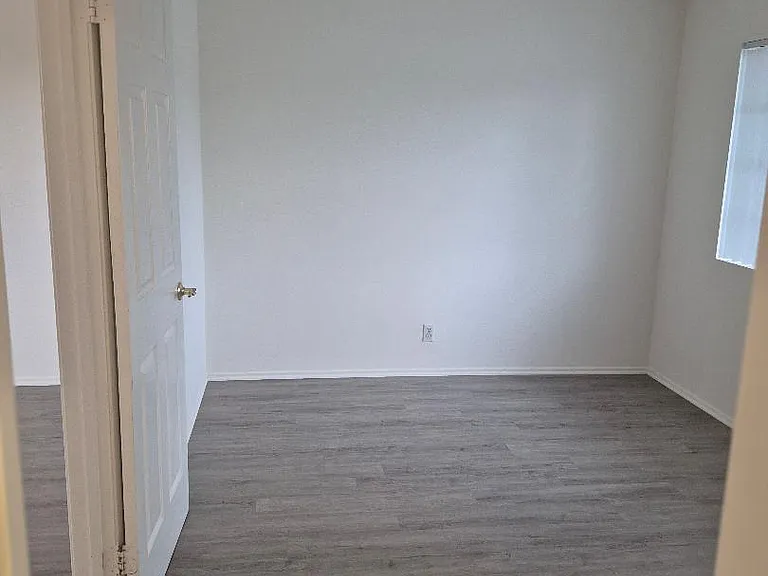 1921 Maple Ave #10 — Photo 2