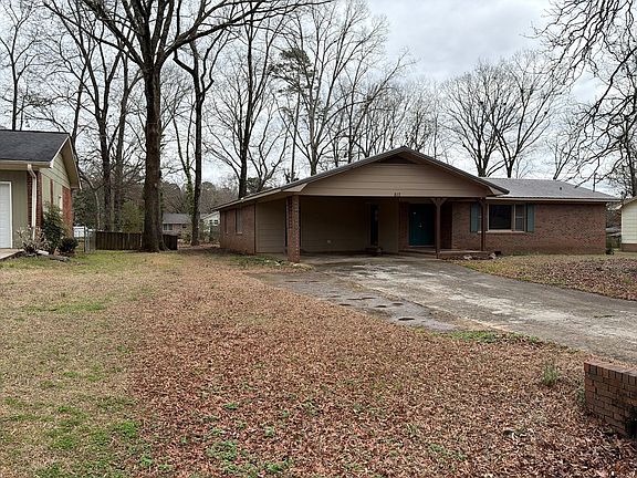 3rd image of 813 Hilton Rd