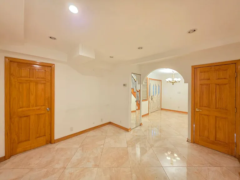 11 Rochelle Pl — Photo 2