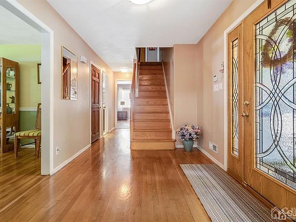 2nd image of 3 Carlton Ct