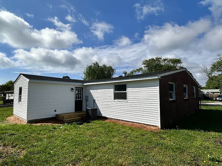 1908 Newton Rd — Photo 2