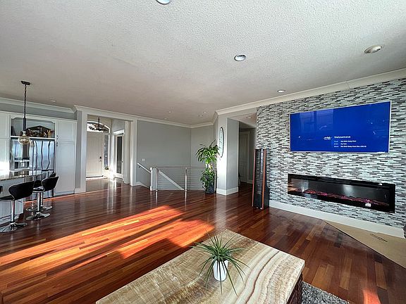 5th image of 594 W Y St