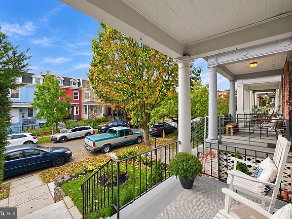 3rd image of 1931 1st St NE