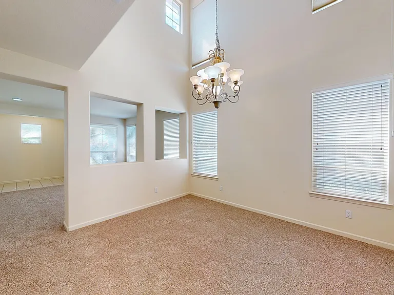 445 Dartmoor Ct — Photo 4