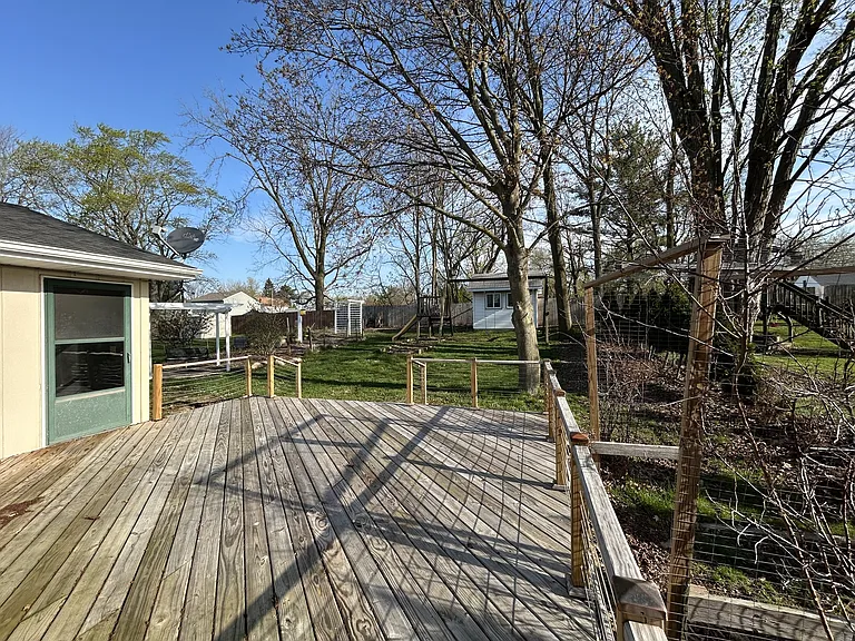 225 Bates St — Photo 15