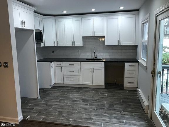 3rd image of 37 Castlewood Trl