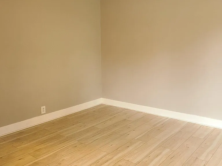 2126 Ackley Ave — Photo 2