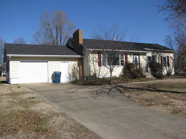 1st image of 908 N Rosewood Dr