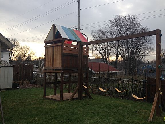 Playground w/fireman's pole 