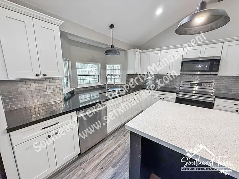 990 Springdale St — Photo 6