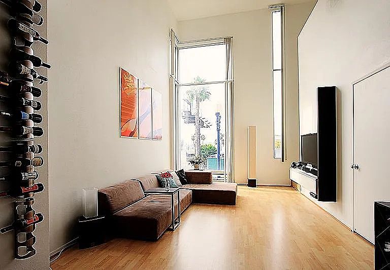 1st image of 925 W Hawthorn St APT 19