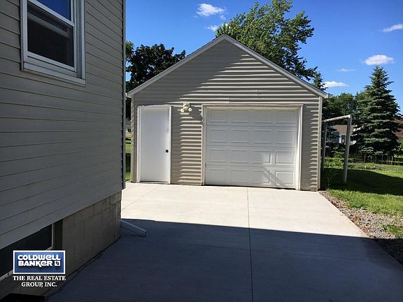 1 1/2 car garage/new driveway