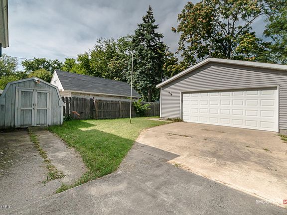 3rd image of 119 W 20th St