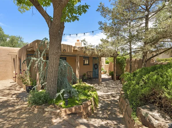 1013 Camino San Acacio, Santa Fe, NM 87505