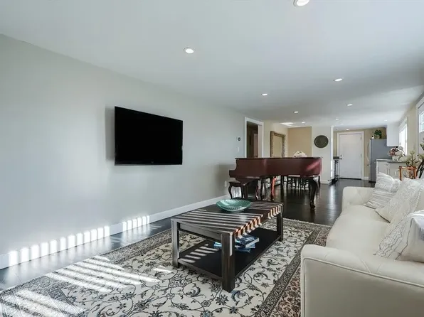 44 S Bedford St, Burlington, MA 01803