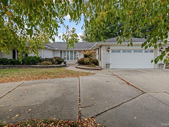 2nd image of 38219 Santa Anna St