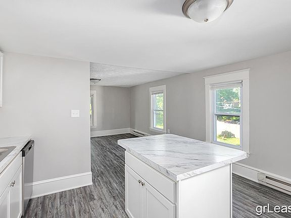 3rd image of 848 Crescent St NE #2R
