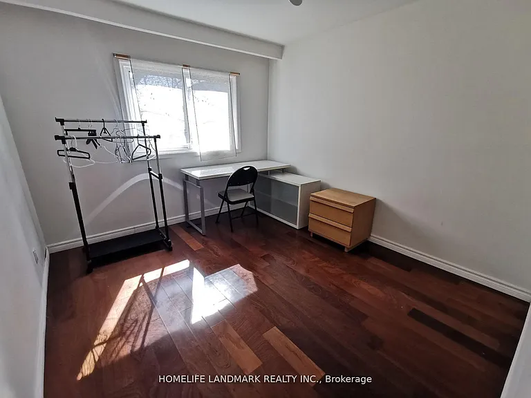 84 Harrington Cres #MIDDLE — Photo 7