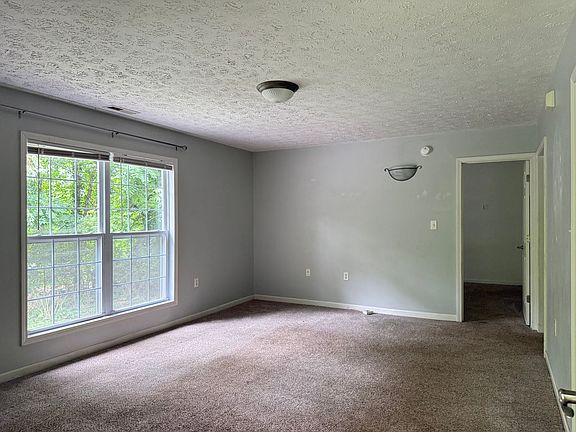 4th image of 4 Greenbriar Rd #B