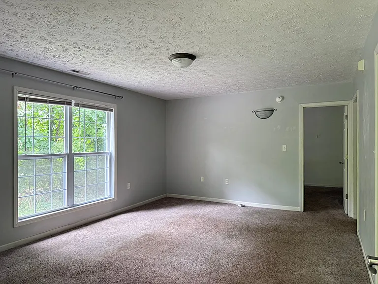 4 Greenbriar Rd #B — Photo 4