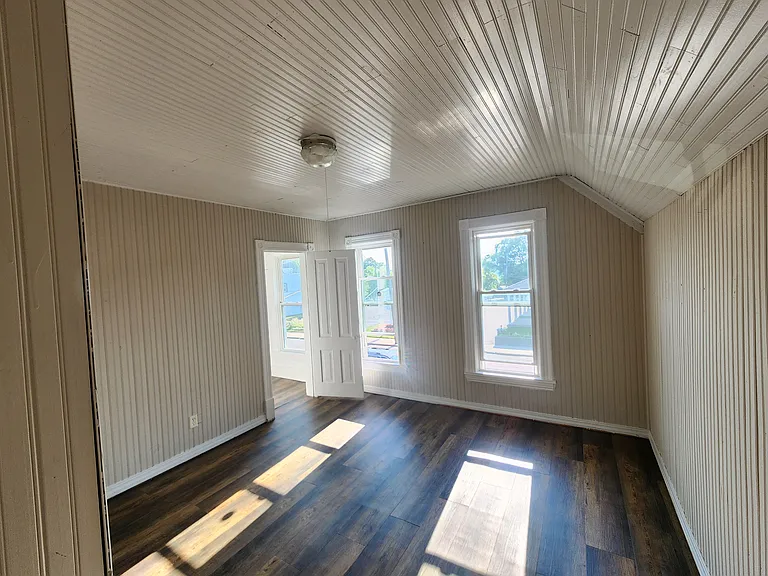 1913 University Ave NE — Photo 34