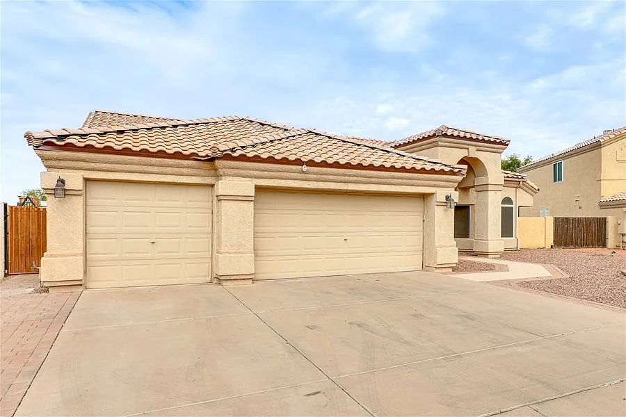 4 bed, 2.0 bath, 2302 sqft, $2,825 — Photo 2